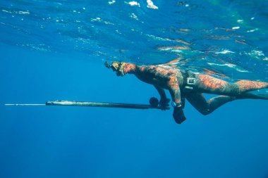 önce dalış deniz yüzeyinde spearfisher yüzüyor