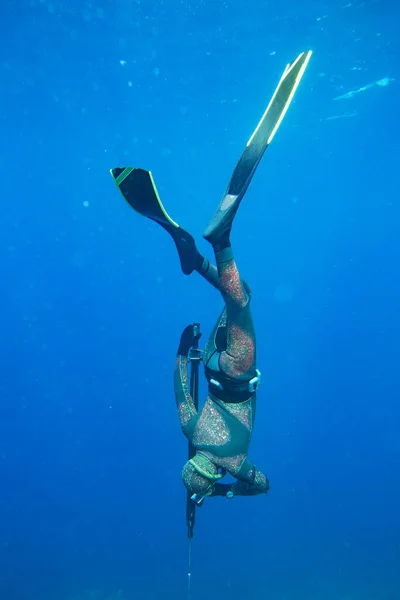 海の深さに潜る水中ハンターの銃で — ストック写真