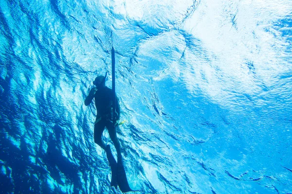 Подводный Охотник Пистолетом Ныряет Глубины Моря — стоковое фото