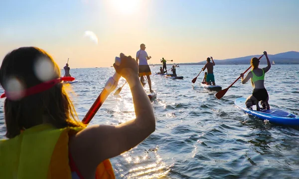 Los Jóvenes Que Montan Sup Surf Mar —  Fotos de Stock