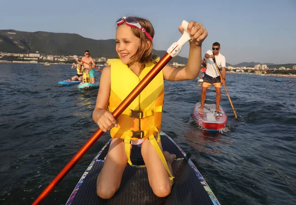 Junges Mädchen Reitet Auf Sup Surfing Meer — Stockfoto