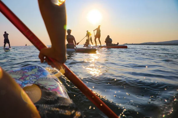 Jóvenes Que Montan Sup Surf Mar Atardecer —  Fotos de Stock