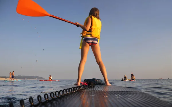 Chica Joven Cabalgando Sup Surfing Mar —  Fotos de Stock