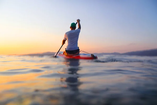 Jonge Mannen Rijden Sup Surfen Zee Bij Zonsondergang — Stockfoto