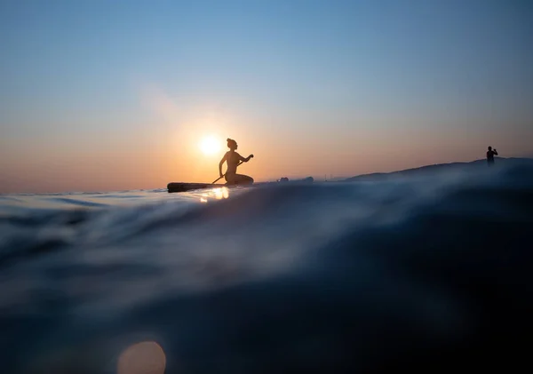 Chica Joven Cabalgando Sup Surf Mar Atardecer —  Fotos de Stock