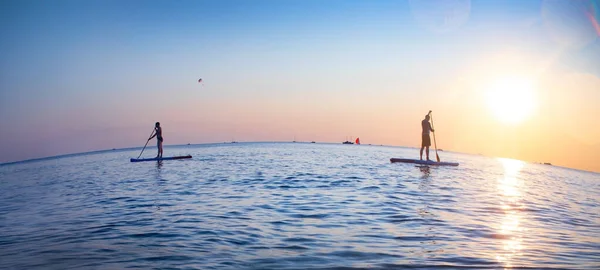 Jóvenes Que Montan Sup Surf Mar Atardecer —  Fotos de Stock