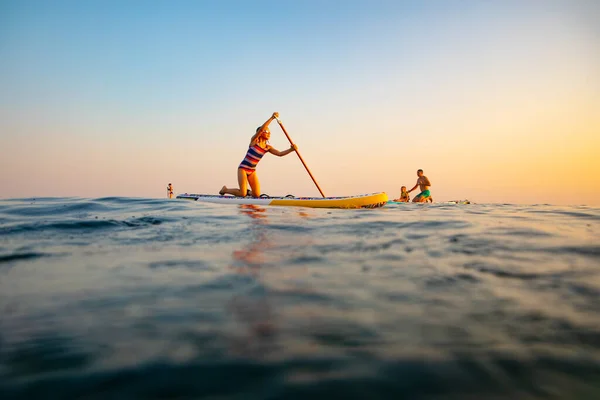 Νεαρή Κοπέλα Ιππασία Για Sup Surfing Στη Θάλασσα — Φωτογραφία Αρχείου