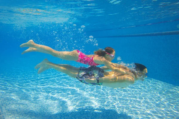 Foto Subacquea Del Giovane Papà Con Bambina Piscina — Foto Stock