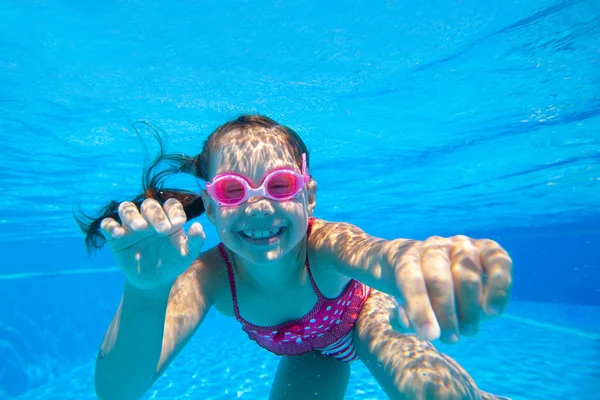 Vrolijk Klein Meisje Zwemmen Onder Water Het Zwembad — Stockfoto