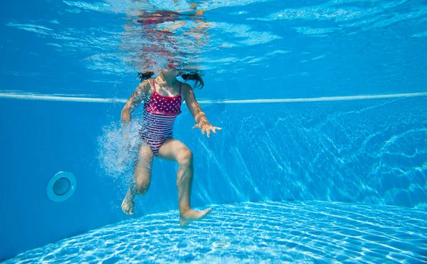Mała Dziewczynka Uczy Się Pływać Sama Basenie Podwodne Zdjęcie — Zdjęcie stockowe