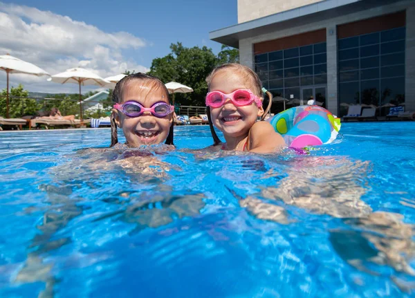 Yüzme Havuzunda Oynayan Neşeli Küçük Kızlar — Stok fotoğraf