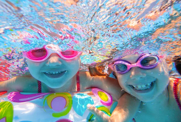 Alegre Niñas Jugando Bajo Agua Piscina —  Fotos de Stock