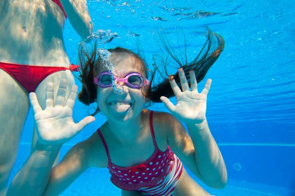Веселая Маленькая Девочка Плавает Водой Бассейне — стоковое фото