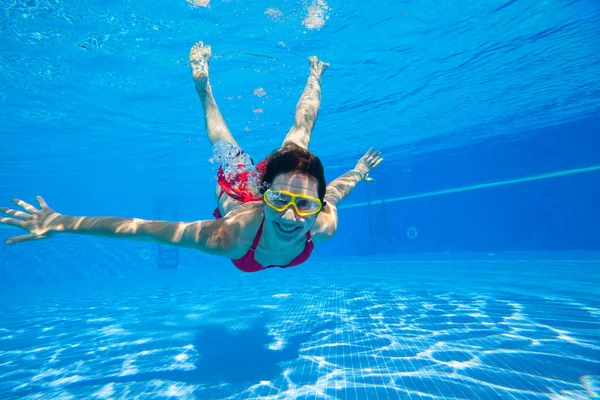 Jeune Femme Plonge Dans Piscine Avec Des Bulles Photo Sous — Photo