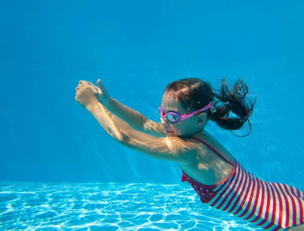 Vrolijk Klein Meisje Zwemmen Onder Water Het Zwembad — Stockfoto