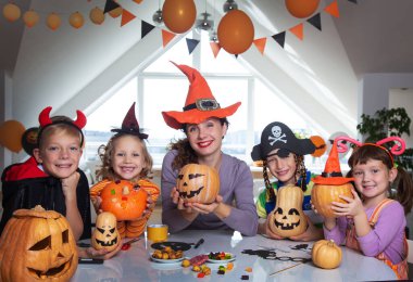 Küçük çocuklar Cadılar Bayramı tatile arkasında onların anne boya ile.