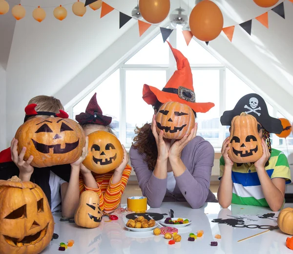 Grupo Niños Divertidos Traje Celebran Juntos Una Fiesta Halloween — Foto de Stock