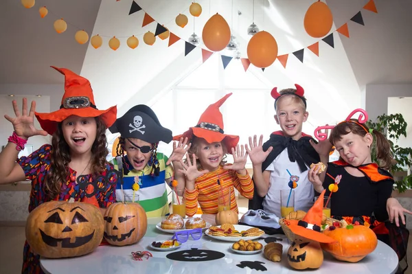 Groep Van Grappige Kinderen Kostuum Vieren Samen Een Halloween Feest — Stockfoto