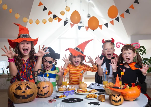 Gruppo Bambini Divertenti Costume Festeggiare Insieme Una Festa Halloween — Foto Stock