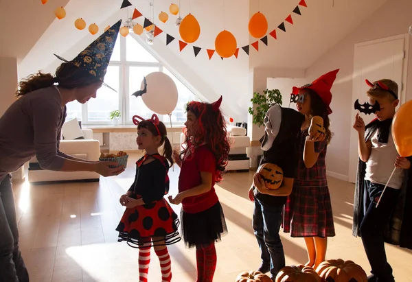 Los Niños Felices Piden Regalo Para Una Fiesta Halloween —  Fotos de Stock