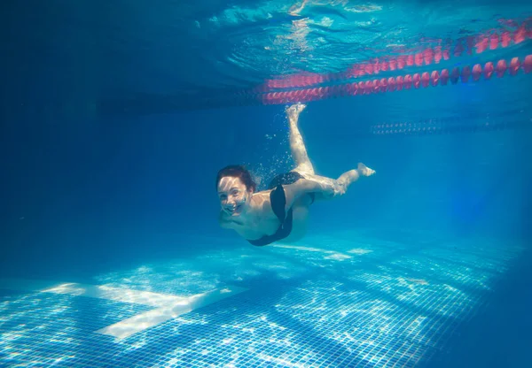 Hermosa Mujer Embarazada Bucea Una Piscina Con Agua Azul Fotografía — Foto de Stock