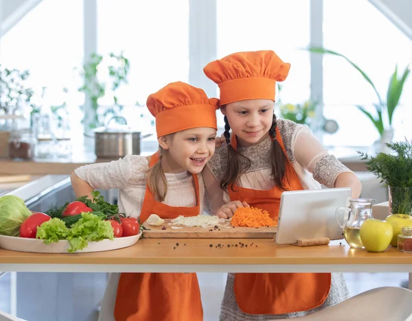 Две Маленькие Девочки Готовят Дома Кухне — стоковое фото