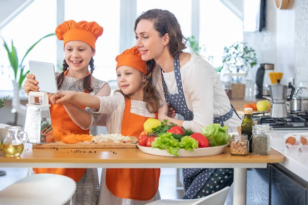 Mãe Com Crianças Pequenas Têm Cozinhar Juntos Cozinha Casa — Fotografia de Stock