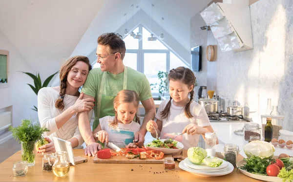 Familie Mit Kleinen Kindern Kocht Hause Gemeinsam Der Küche — Stockfoto