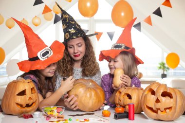 Küçük çocuklar Cadılar Bayramı tatile arkasında onların anne boya ile.