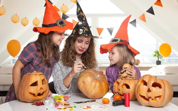 Små Barn Med Deras Mor Färg Baksidan Semestern Halloween — Stockfoto