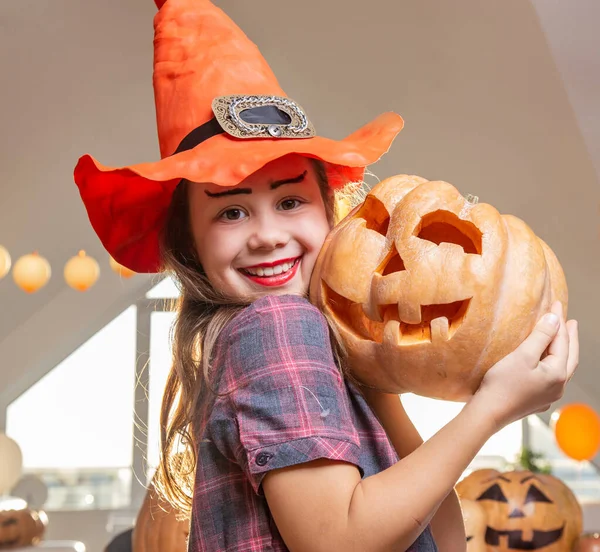 Kleines Mädchen Mit Kürbis Halloween Urlaub — Stockfoto