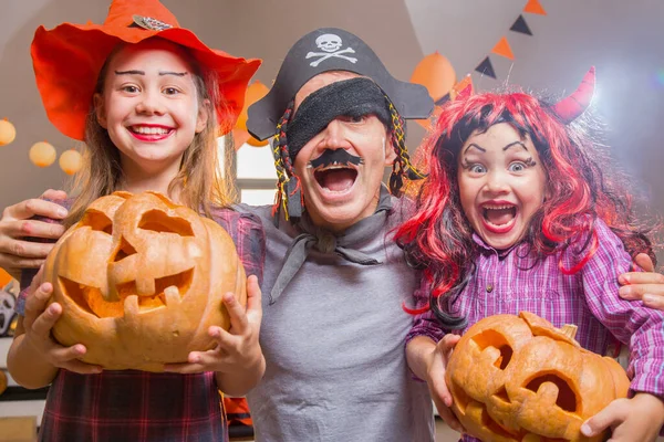 Pappa Med Liten Dotter Luras Halloween Hemma — Stockfoto