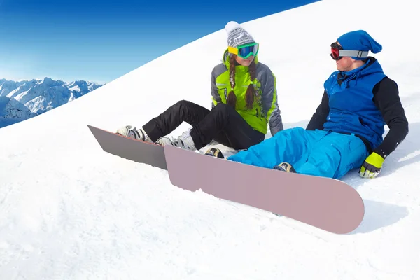 Couple snowboarders in a ski resort — Stock Photo, Image