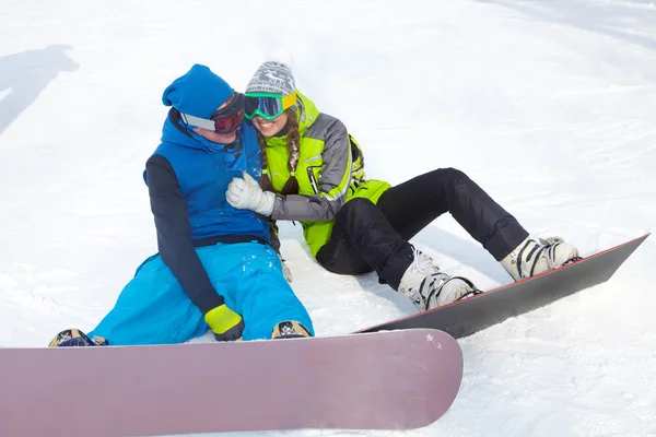 Paar snowboarders in een ski-oord — Stockfoto