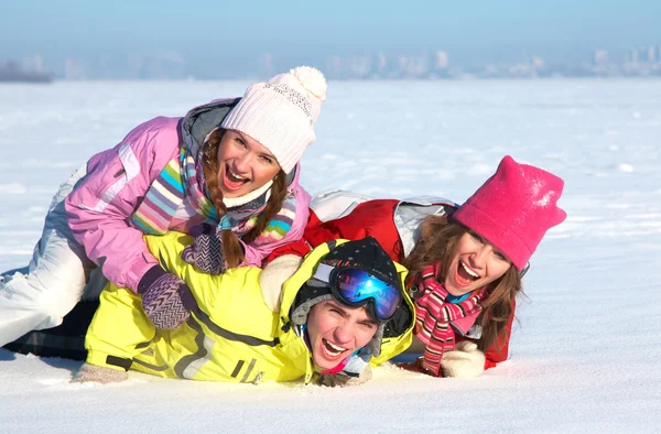 Amigos caen en la nieve — Foto de Stock