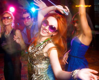 İnsanlar eğlenmek dans