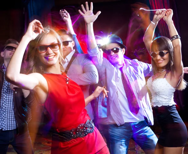Pessoas se divertindo dançando — Fotografia de Stock