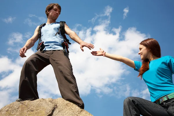 Hiker reaches hand to woman — Stock Photo, Image