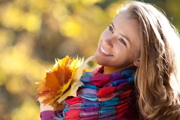 Smiling girl in the autumn park — Stock Photo, Image