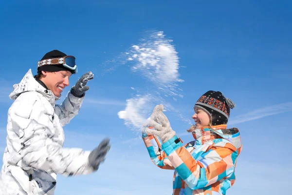 Paar spielt im Schnee — Stockfoto