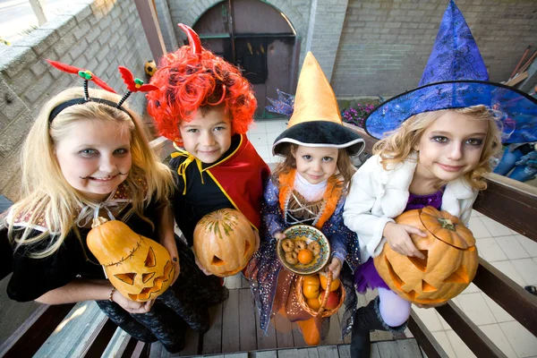 Crianças em trajes de Halloween — Fotografia de Stock