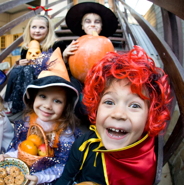 Дети кривые лица в сказочном костюме — стоковое фото