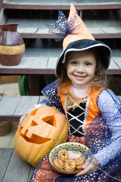 Ragazza in costume da strega — Foto Stock