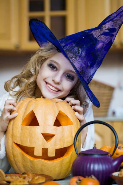 Ragazza in costume da strega — Foto Stock