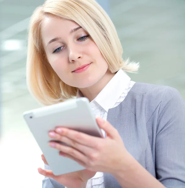 Geschäftsfrau mit Tablet — Stockfoto