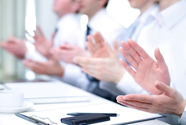 Handen applaudisseren tijdens vergadering — Stockfoto