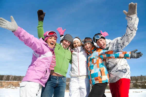 Amigos en el resort de invierno — Foto de Stock