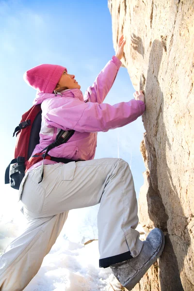 Женщина, поднимающаяся на гору — стоковое фото