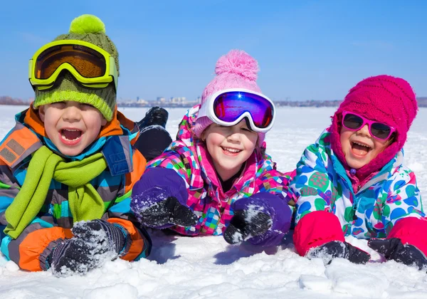 Niños en invierno — Foto de Stock