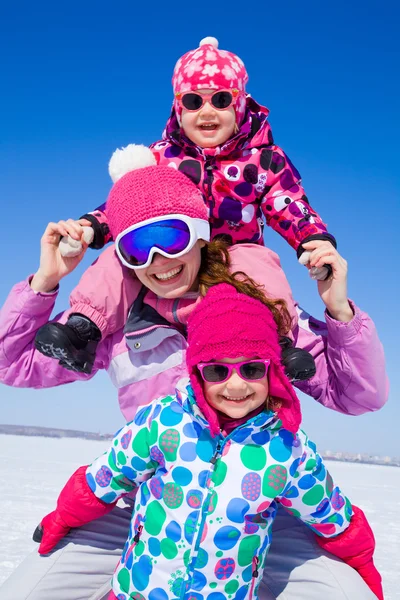 Familie im Winter — Stockfoto